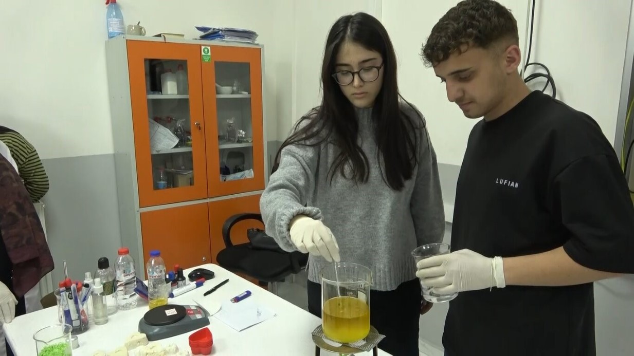 Fen lisesi öğrencileri, atık yağları sabuna dönüştürerek hem çevresel farkındalık kazanıyor hem de okulun temizlik giderlerine katkı sunuyor.