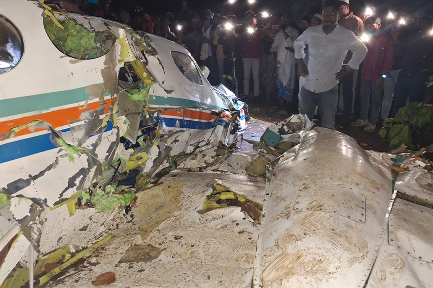 Hindistan’da içerisinde 7 kişinin bulunduğu ambulans uçak düştü