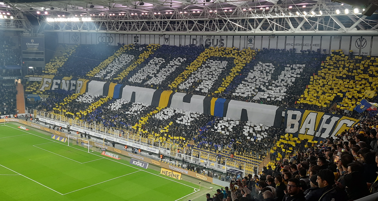 Fenerbahçe’nin Kasımpaşa ile oynadığı maç öncesi sarı-lacivertli taraftarlar tribünlerde ‘İnan Fenerbahçe’ yazılı koreografi hazırladı.
