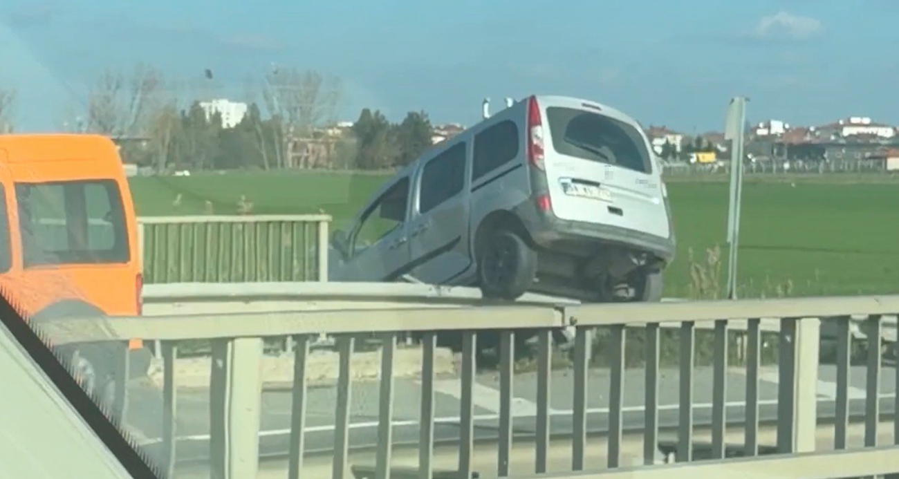 Lüleburgaz’da hafif ticari araç bariyerlerin üzerine çıktı