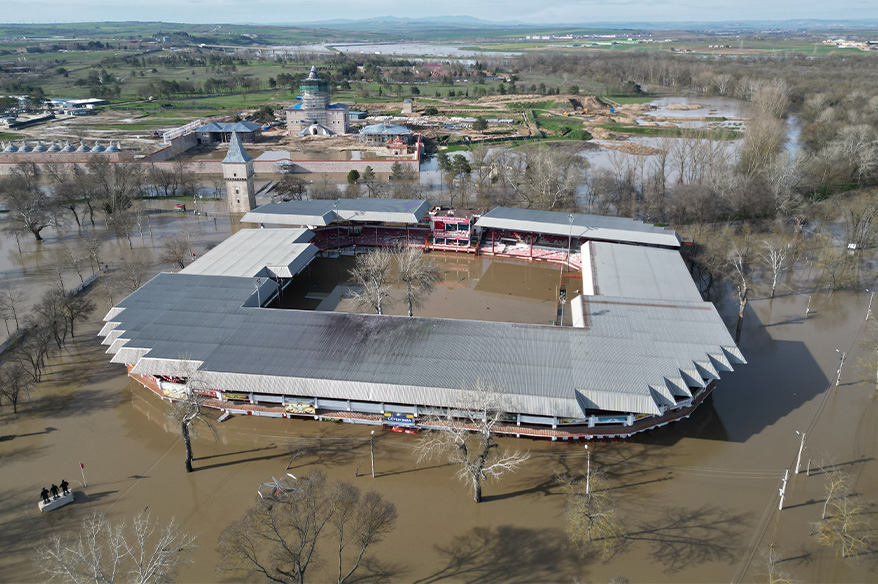 Sular altında kalan Sarayiçi güreş alanında su seviyesi düşüyor