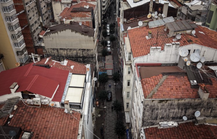 İBB, yolu elektrik trafosuyla kapattı; vatandaşlar tepki gösterdi