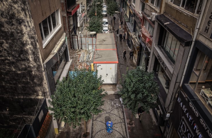 İBB, yolu elektrik trafosuyla kapattı; vatandaşlar tepki gösterdi