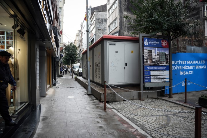 İBB, yolu elektrik trafosuyla kapattı; vatandaşlar tepki gösterdi