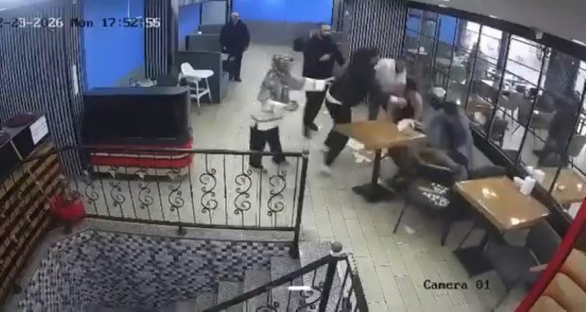 Kafede çıkan kavgada ortalık savaş alanına döndü: 100 bin liralık hasar