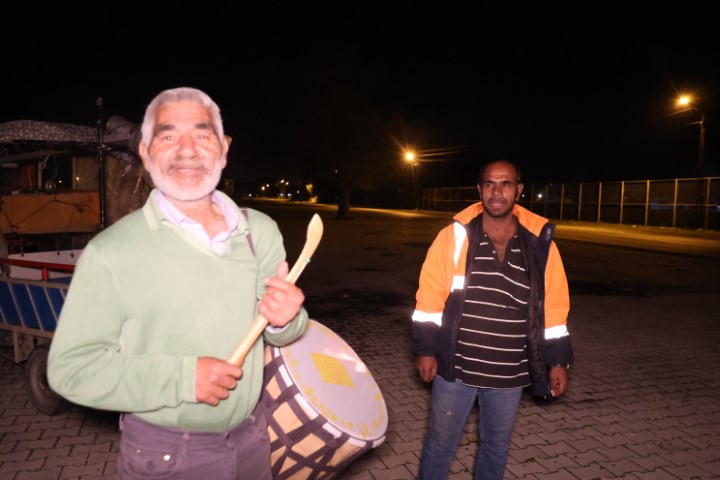 Ramazan davulcusundan hem geleneksel hem teknolojik yöntem