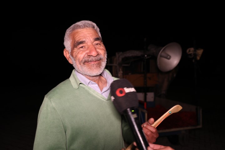 Ramazan davulcusundan hem geleneksel hem teknolojik yöntem