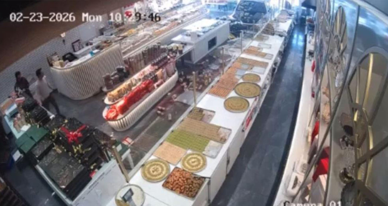 Sürücüsünün kontrolünü kaybettiği otomobilin pastaneye girdiği an kameraya yansıdı