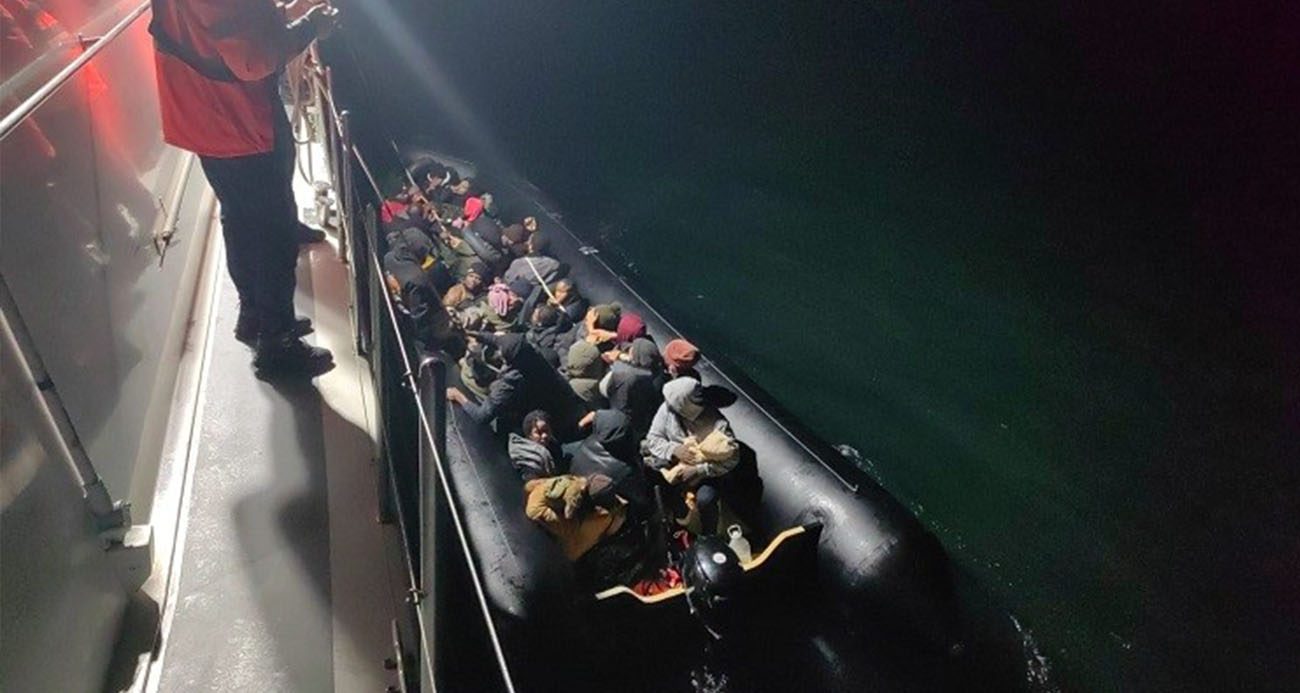  İzmir’in Seferihisar ve Menderes ilçeleri açıklarında Sahil Güvenlik ekipleri tarafından gerçekleştirilen iki ayrı operasyonda, yasa dışı yollarla yurt dışına çıkmaya çalışan toplam 59 düzensiz göçmen yakalandı.