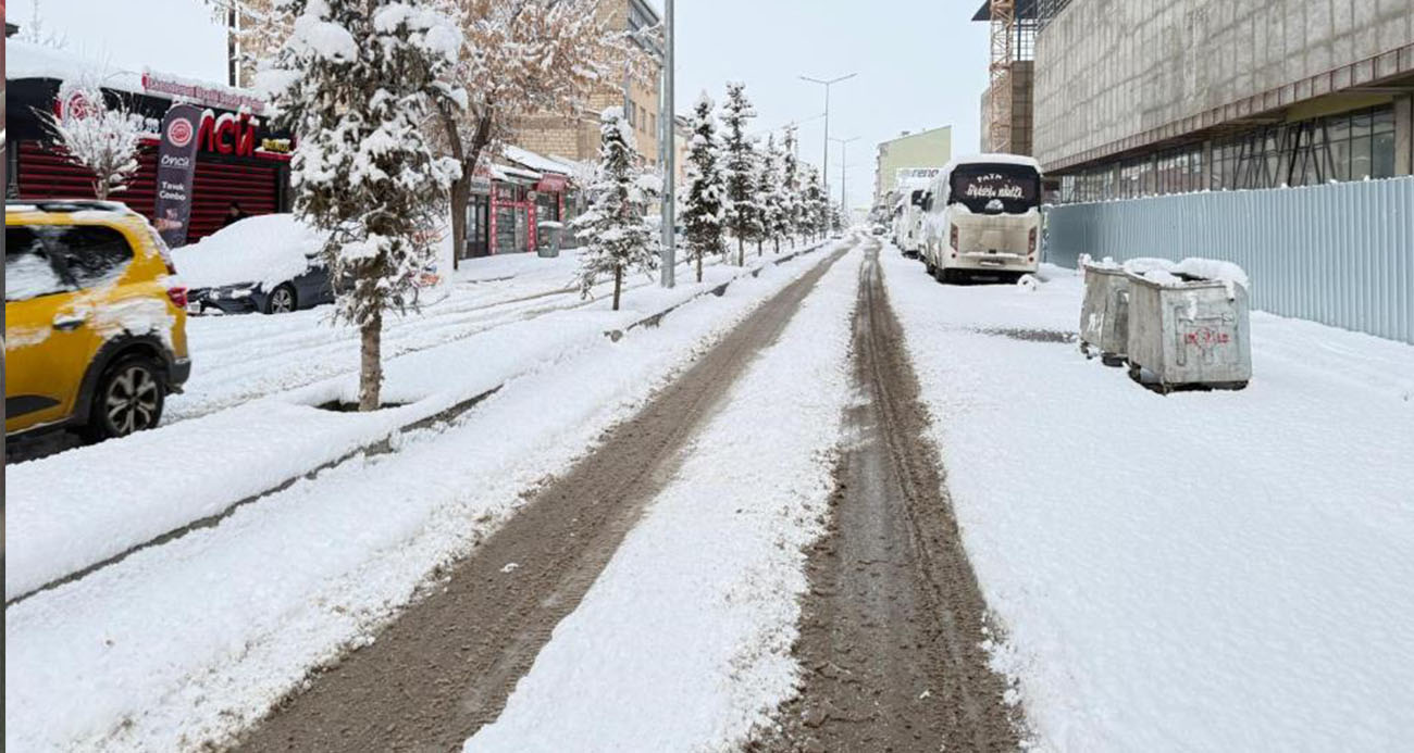  Ağrı'nın Patnos ilçesinde son günlerde etkisini gösteren sıcak havaların ardından kar yağışı yeniden geri döndü. İlçe merkezinde etkili olan yoğun kar yağışıyla birlikte kar kalınlığı yer yer yaklaşık 40 santimetreye ulaştı.