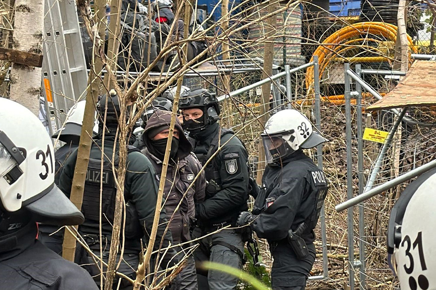 Hamburg’da ağaç kesimine karşı nöbet tutan eylemcilere polis müdahalesi