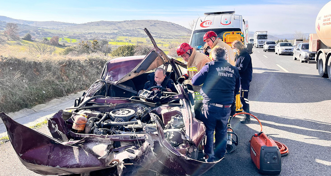 Tıra çarpan otomobil hurdaya döndü: Sürücü şans eseri kurtuldu