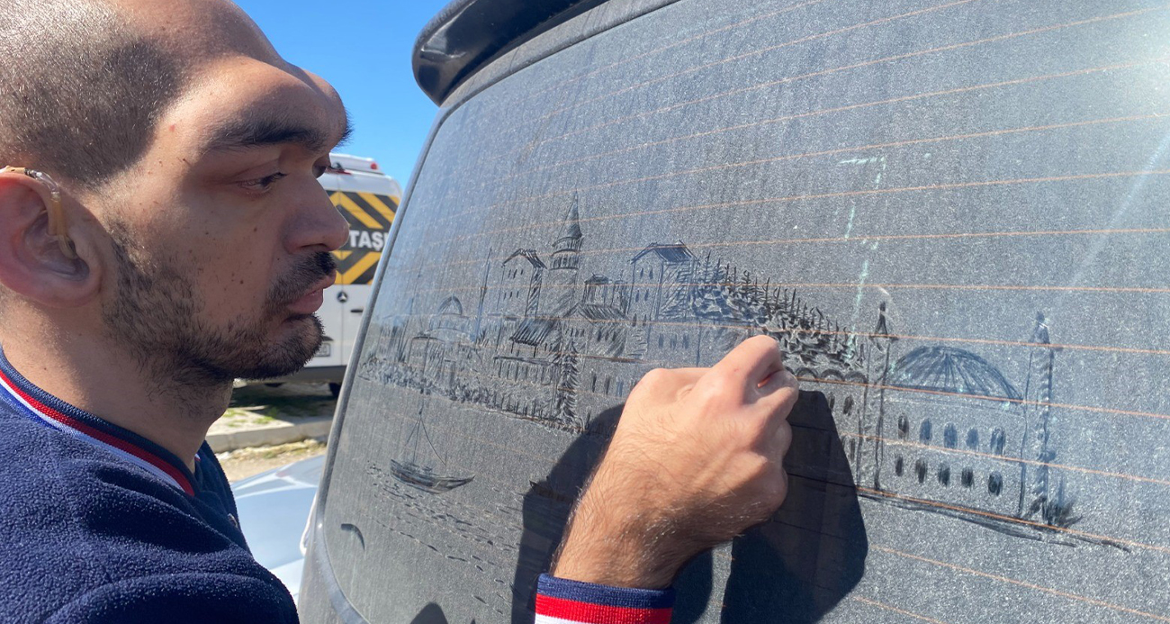 Tozlu araç görünce dayanamıyor, camları sanat eserine dönüştürüyor