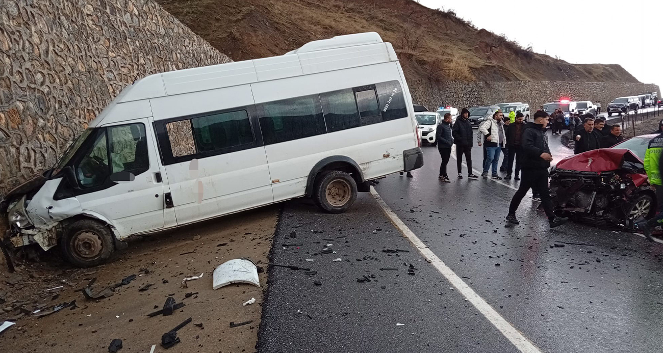 Siirt’in Pervari ilçesine öğrenci servisi ile öğretmenleri taşıyan otomobilin çarpıştığı kazada 9’u öğrenci 12 kişi yaralandı.