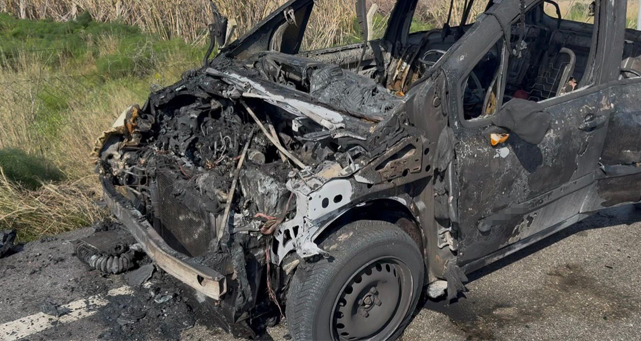 Balıkesir’in Bandırma ilçesinde seyir halindeyken alev alan otomobil tamamen yanarak kullanılamaz hale geldi.