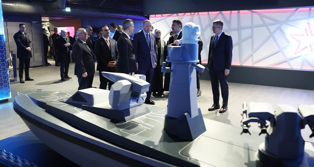 Tozlu araç görünce dayanamıyor, camları sanat eserine dönüştürüyor