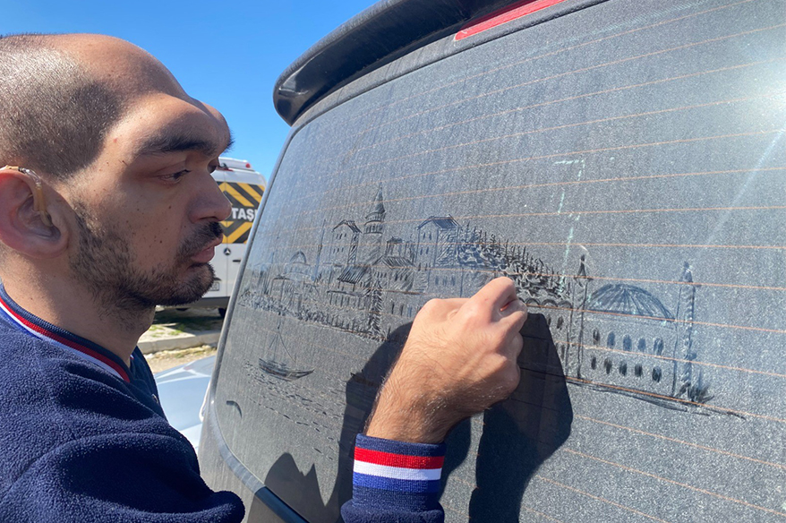 Tozlu araç görünce dayanamıyor, camları sanat eserine dönüştürüyor