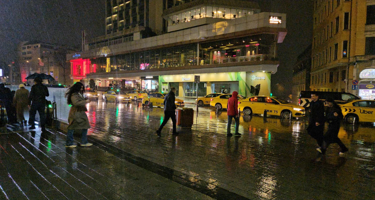 Tozlu araç görünce dayanamıyor, camları sanat eserine dönüştürüyor