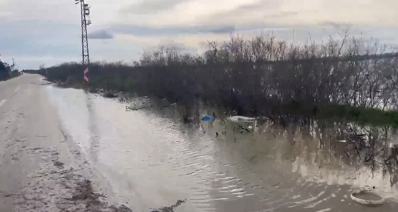 Edirne’nin Meriç ilçesinde Meriç Nehri’nin taşması sonucu sedde patladı. Taşkın nedeniyle Küplü ve Adasarhanlı arasındaki karayolu sular altında kaldı.