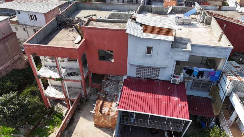 Ağır hasarlı bina yıkılmadı, 10 kişilik aile ölüm korkusuyla yaşıyor