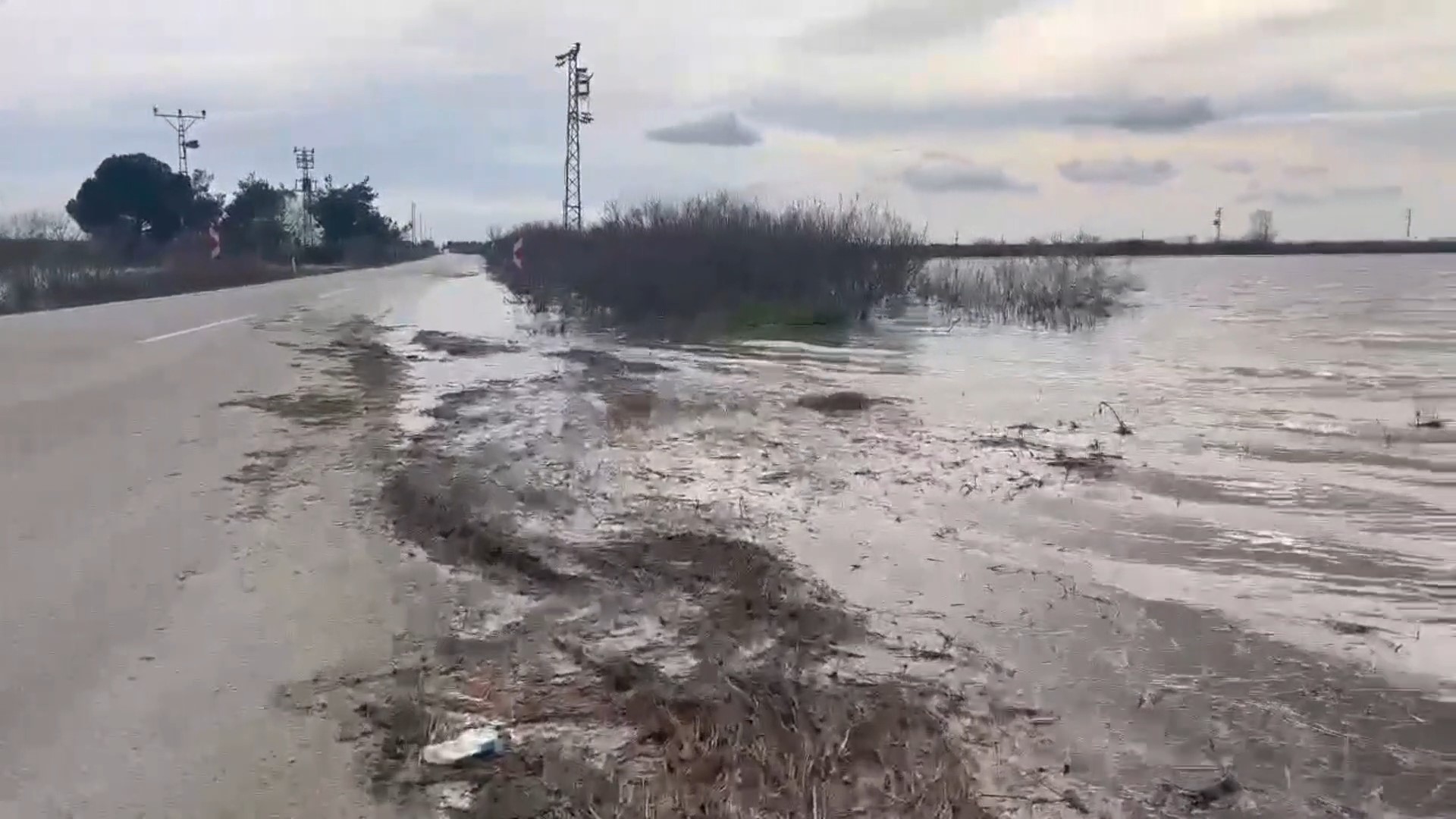 Meriç Nehri taştı, sedde patladı: Karayolu sular altında