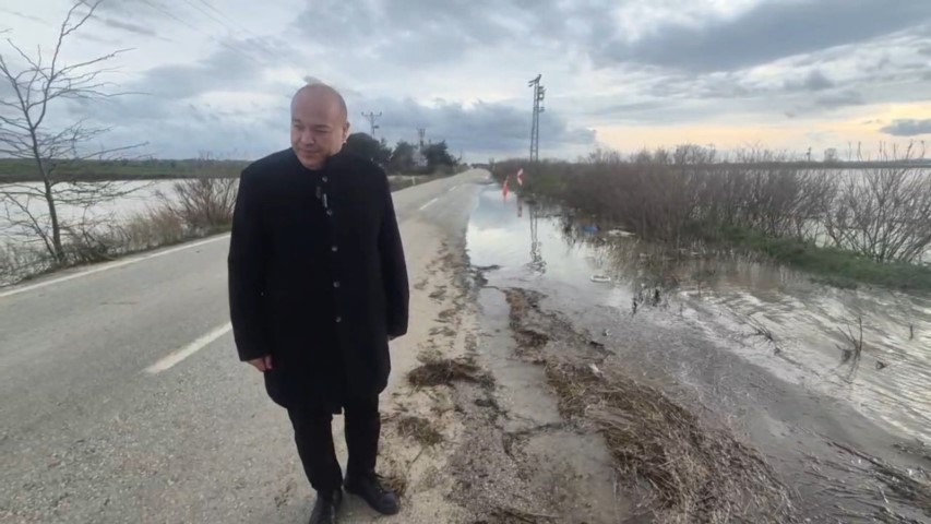 Meriç Nehri taştı, sedde patladı: Karayolu sular altında