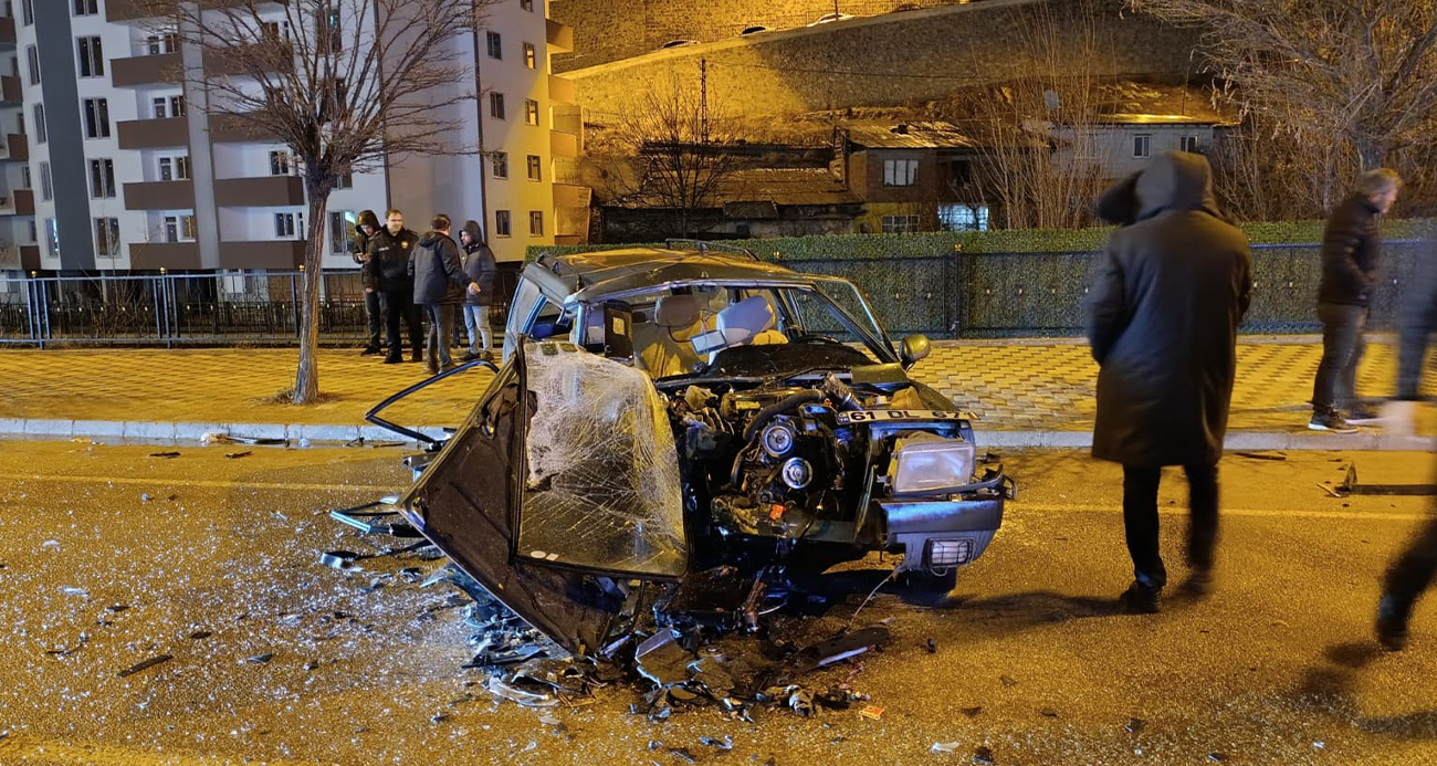 Gümüşhane’de iftara dakikalar kala iki otomobilin kafa kafaya çarpıştığı kazada 1 kişi hayatını kaybetti, 3 kişi yaralandı.