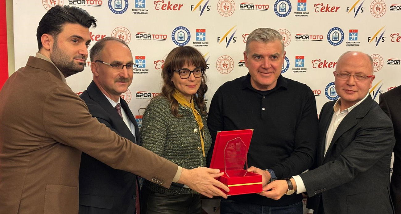 Türkiye Kayak Federasyonu’nun Uludağ’da düzenleyeceği uluslararası kayak organizasyonları öncesi Bursa’da düzenlenen lansman toplantısı, siyaset, yerel yönetim ve spor dünyasından önemli isimlerin katılımıyla gerçekleştirildi.