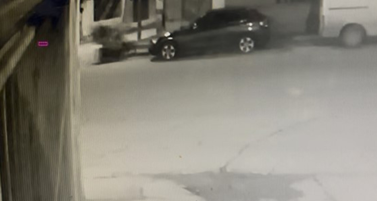 Eskişehir’de yayaya çarpan motosikletin savrularak duvara vurduğu kazada 3 kişi yaralandı.