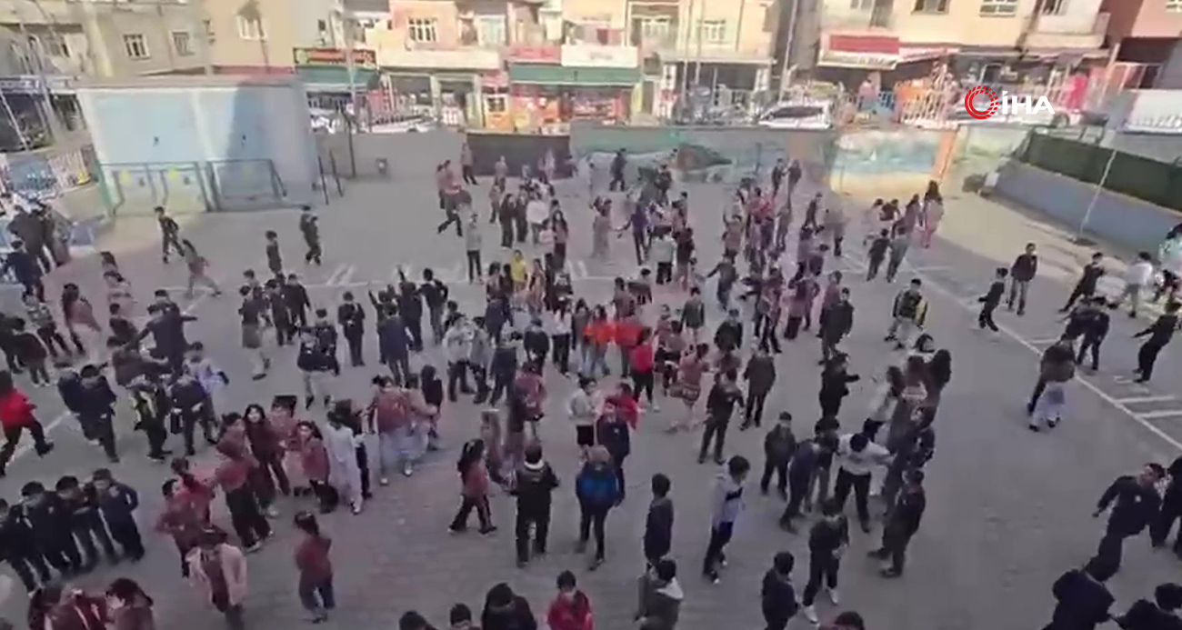 Siirt’in Kurtalan ilçesinde öğrenciler teneffüste çalınan "Kabe’de Hacılar" ilahisine hep birlikte eşlik etti.