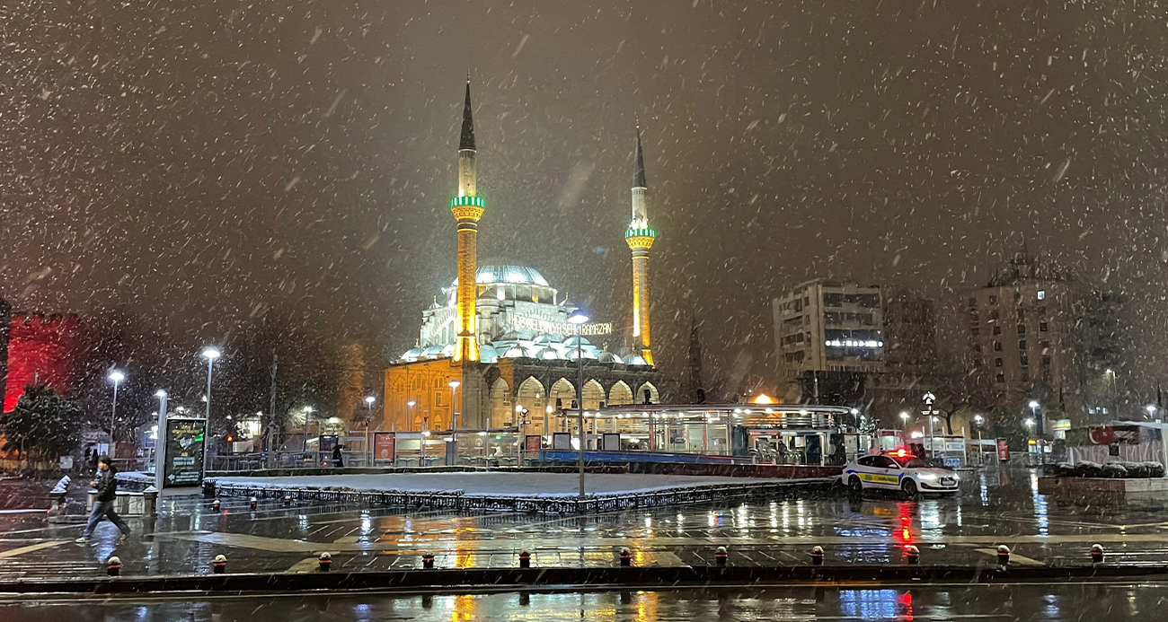 Kayseri’de kar yağışı etkisini gösterdi. Kar yağışıyla birlikte kent, beyaz örtüyle kaplandı.