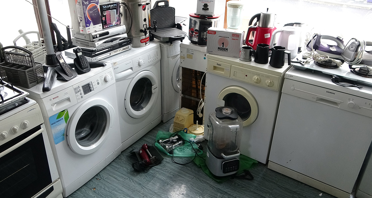 Trabzon’da elektrikli ev aletleri ve beyaz eşya servislerine arıza tamiri için bırakılan cihazlar tamircilerin depolarını doldurduğu gözlendi. Bu durumun en önemli nedeni ise tamir maliyetlerinin yüksek olması gösterildi.