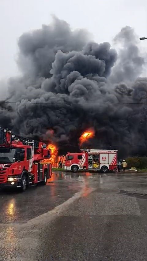 Silivri kablo ve inşaat malzemeleri üreten fabrikada yangın çıktı