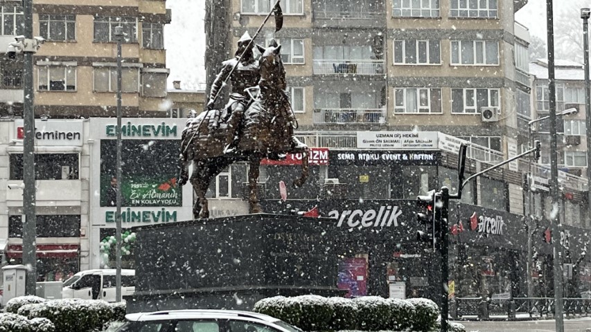Bursa’da şehir merkezinde kar sürprizi! Uludağ’a çıkacaklar dikkat....
