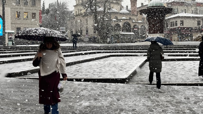 Bursa’da şehir merkezinde kar sürprizi! Uludağ’a çıkacaklar dikkat....