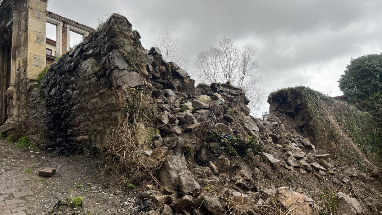 Ordu’da tarihi evin istinat duvarı araçların üzerine devrildi
