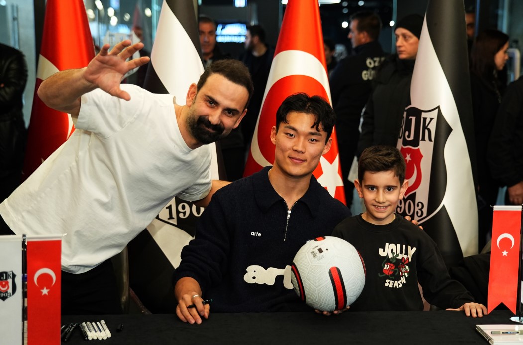 Hyeon-gyu Oh imza gününde taraftarlarla buluştu