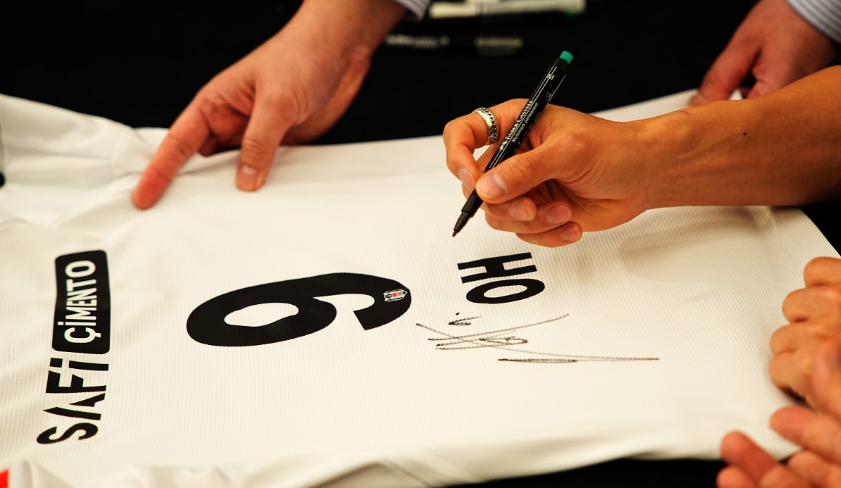 Hyeon-gyu Oh imza gününde taraftarlarla buluştu