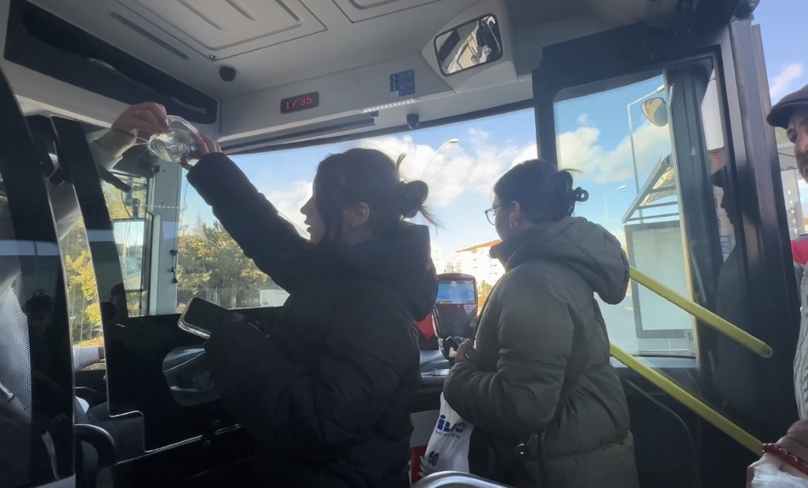 Otobüs şoförü iftara yetişemeyen yolculara yiyecek dağıttı