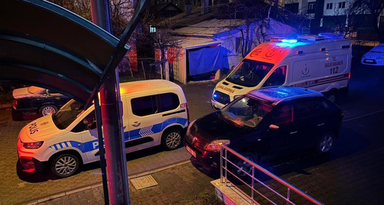 Bolu’da’da sinir krizi geçirip kendini odasına kilitleyen 25 yaşındaki şizofreni hastası kadın, polis ekiplerinin çabaları sonucu ikna edilerek hastanede tedavi olmayı kabul etti.