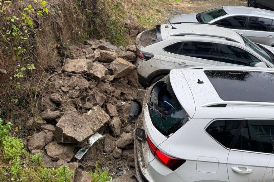 Ordu’da tarihi evin istinat duvarı araçların üzerine devrildi