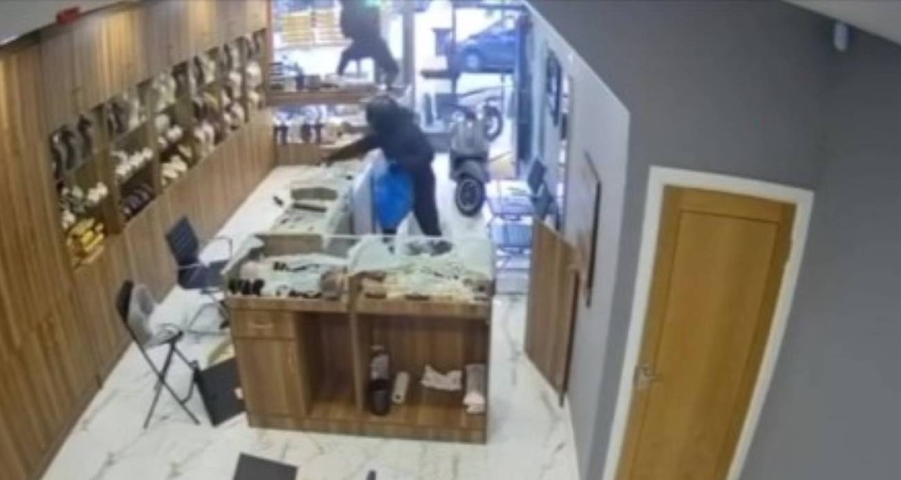 Londra’da Türk kuyumcu dükkanı palalı hırsızlar tarafından soyuldu