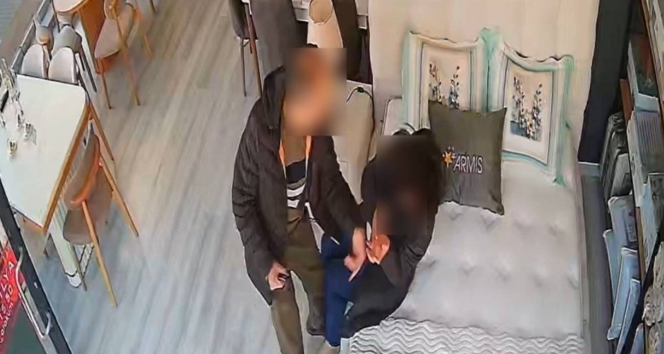 Samsun’un Atakum ilçesinde bir şahıs, eşini çalıştığı mobilya mağazasında darbetti. O anlar iş yerinin güvenlik kameralarına yansıdı.