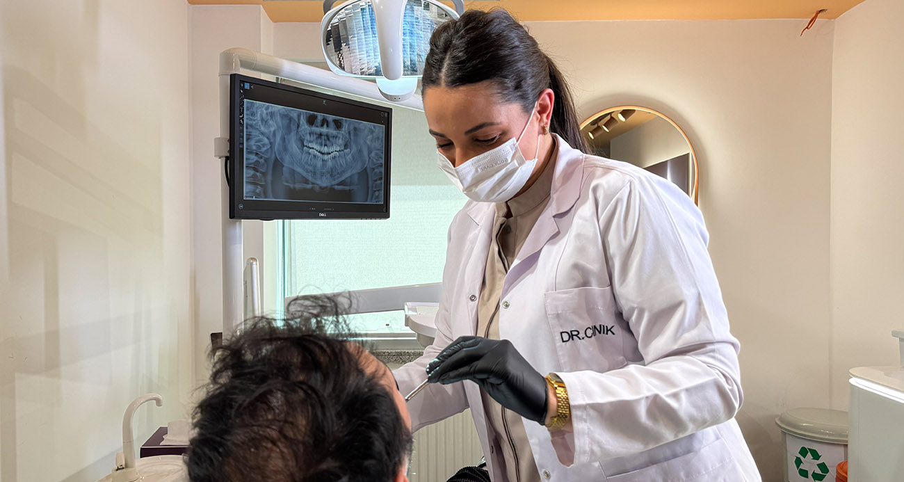 Ramazan ayında ağız ve diş sağlığına ilişkin tavsiyelerde bulunan Dt. Eda Tınaş, "Uzun süreli açlık ve susuzluk sebebiyle tükürük azaldığı için hastalarda ağız kuruluğu meydana gelmekte. Tükürük azalmasına bağlı olarak diş eti enfeksiyonları, çürük miktarının artması ve inflamasyon görülebilmekte. Ramazan ayında iftar sonrasında tüketilen rafine şekerler ve yüksek şekerli karbonhidratlar diş sağlığı açısından birazcık tehlikeli. Ara yüz temizliği, diş fırçalama çok çok etkili ve önemlidir" dedi.