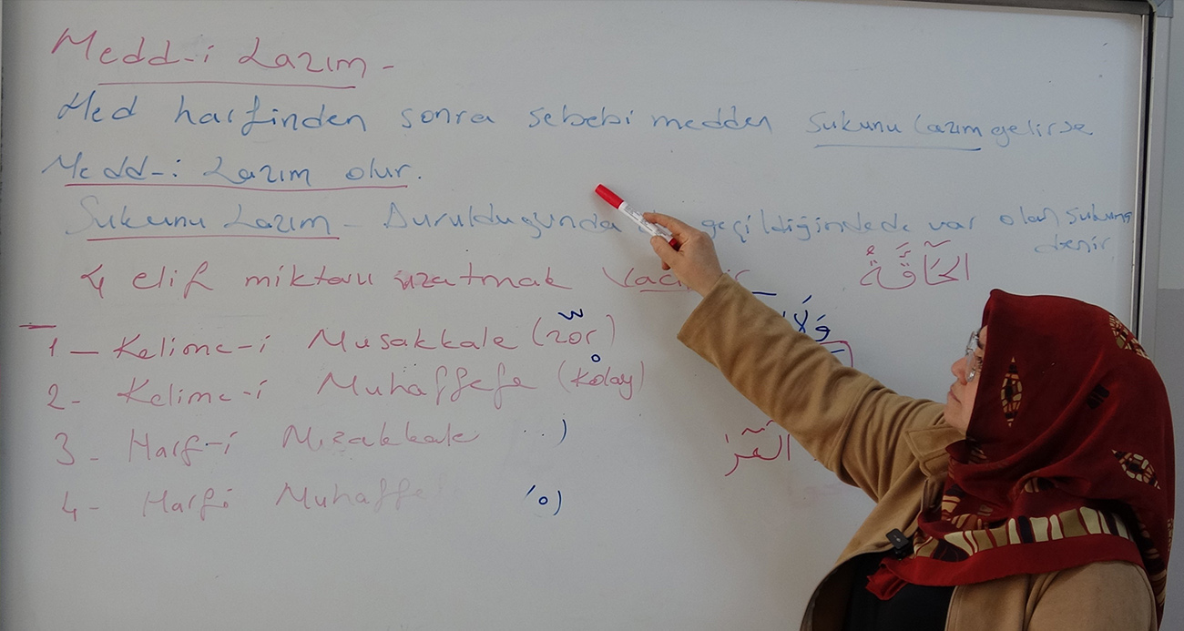 28 Şubat mağduru öğretmen: "Başörtümden dolayı meslekten ihraç edildim"