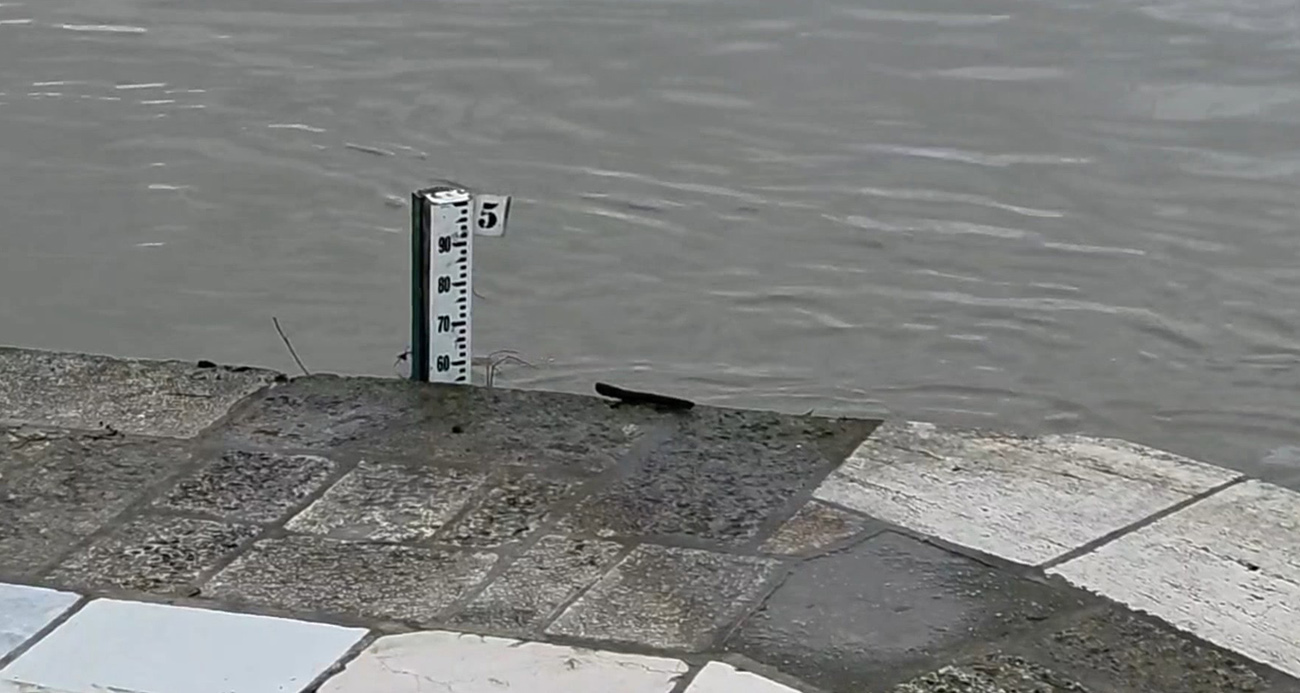 Edirne’de etkili olan taşkının ardından tablo netleşmeye başladı. Tunca Nehri ve Meriç Nehri’nde su seviyeleri gerilerken, suların çekildiği bölgelerde taşkının izleri daha net görülmeye başlandı. Tarım arazileri, bağ evleri ve nehir kıyısındaki alanlarda hasar tespit çalışmaları başlatıldı.