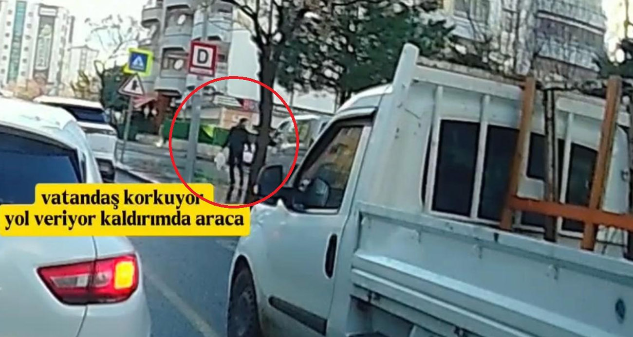 Diyarbakır’da bir sürücünün kaldırıma çıkıp yayanın yürüyüş alanını ihlal ettiği anlar araç kamerasına yansıdı.
