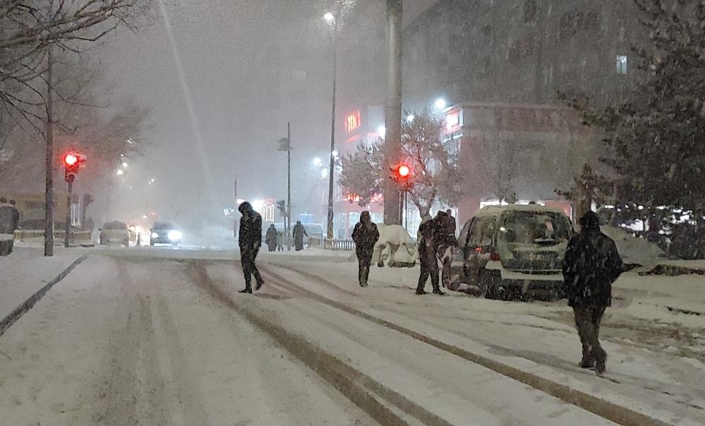 Valilikler peş peşe duyurdu! Kar tatili nedeniyle birçok ilde okullar tatil edildi