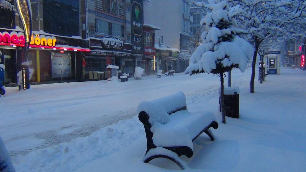 Valilikler peş peşe duyurdu! Kar tatili nedeniyle birçok ilde okullar tatil edildi