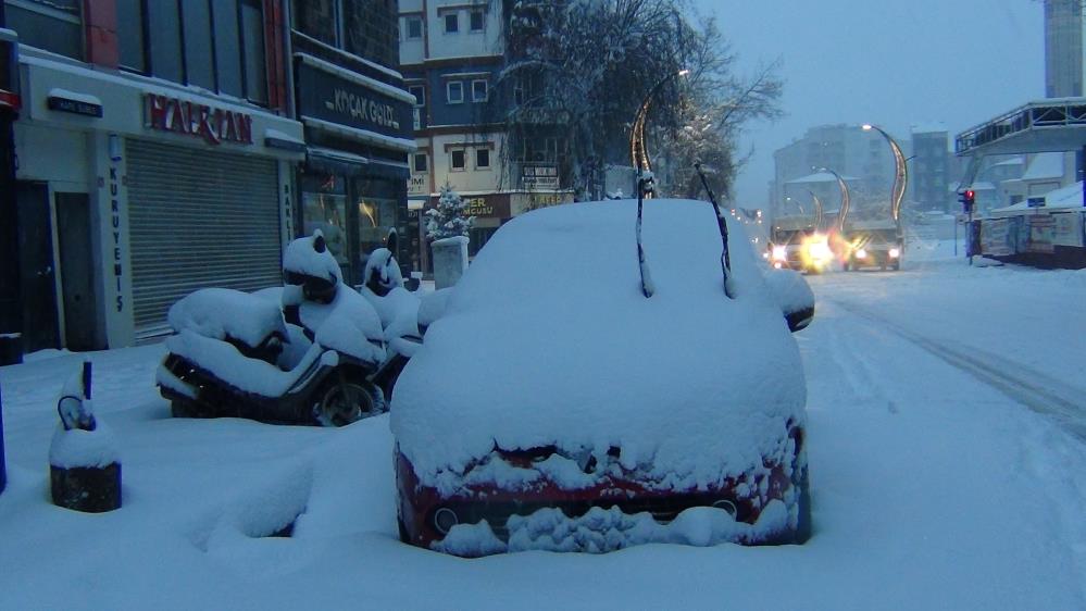 Valilikler peş peşe duyurdu! Kar tatili nedeniyle birçok ilde okullar tatil edildi